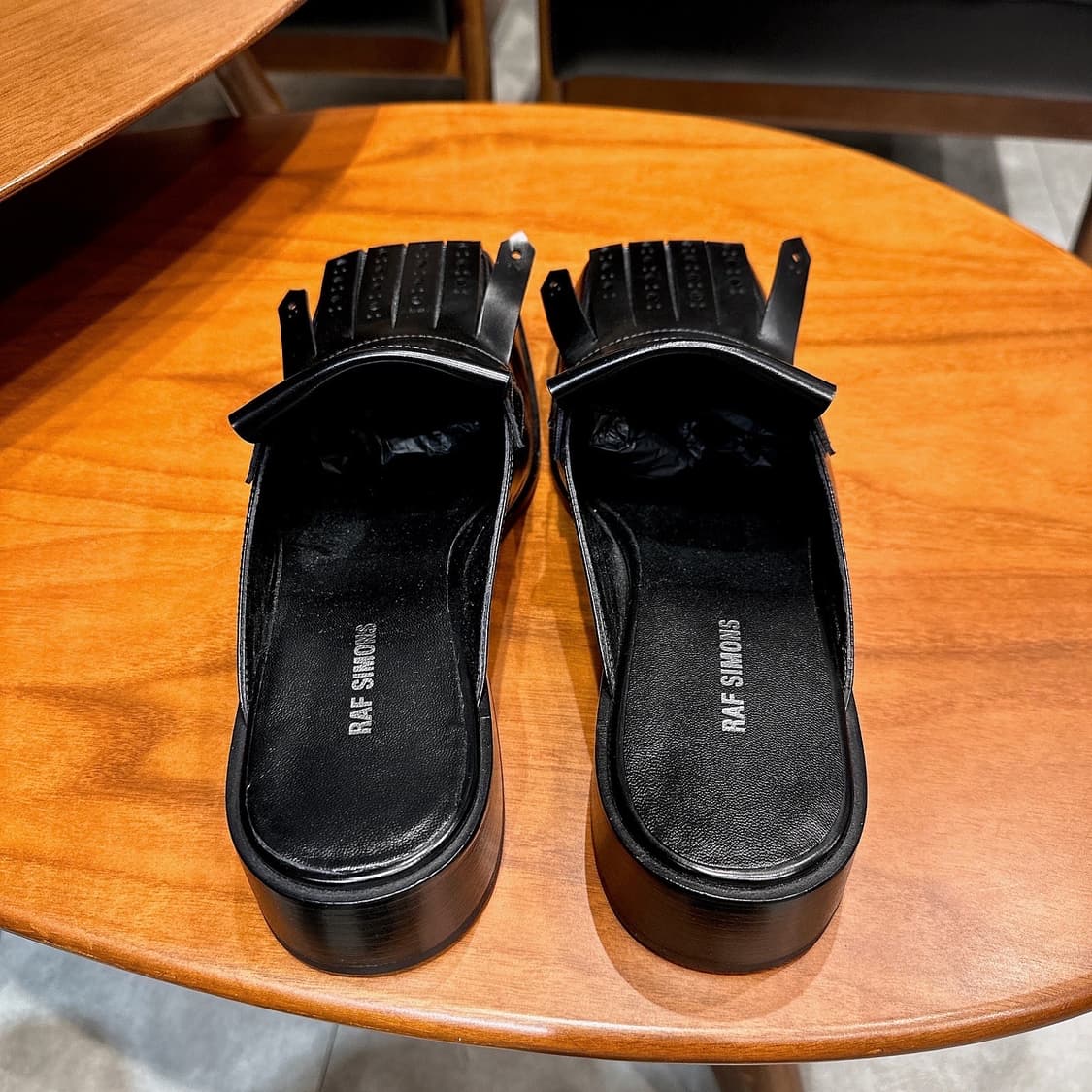 (정품/새상품) 라프 시몬스 남성 블랙 프린지 브로그 로퍼 상품이미지5