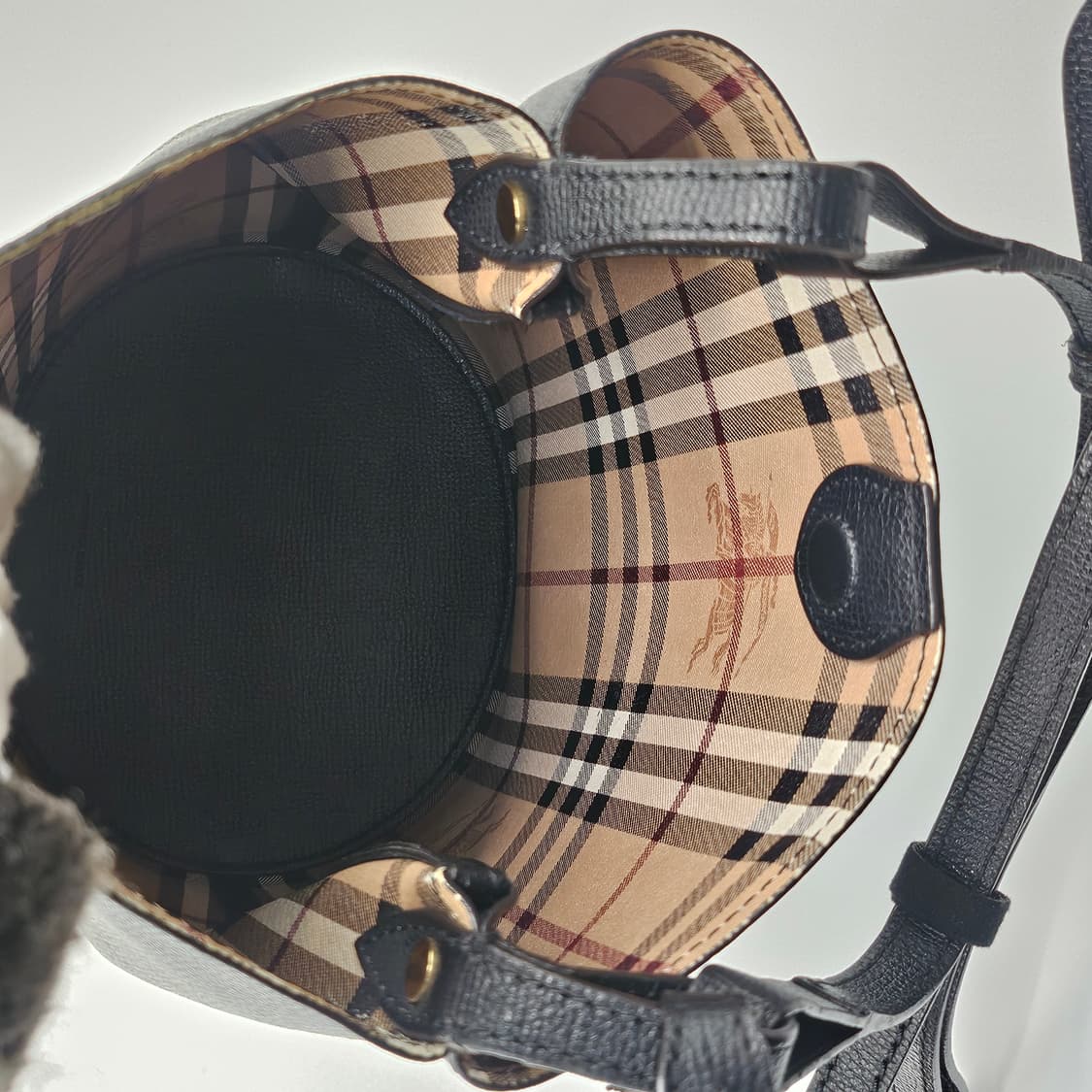 정품 버버리 헤이마켓 론 버킷백 상품이미지6