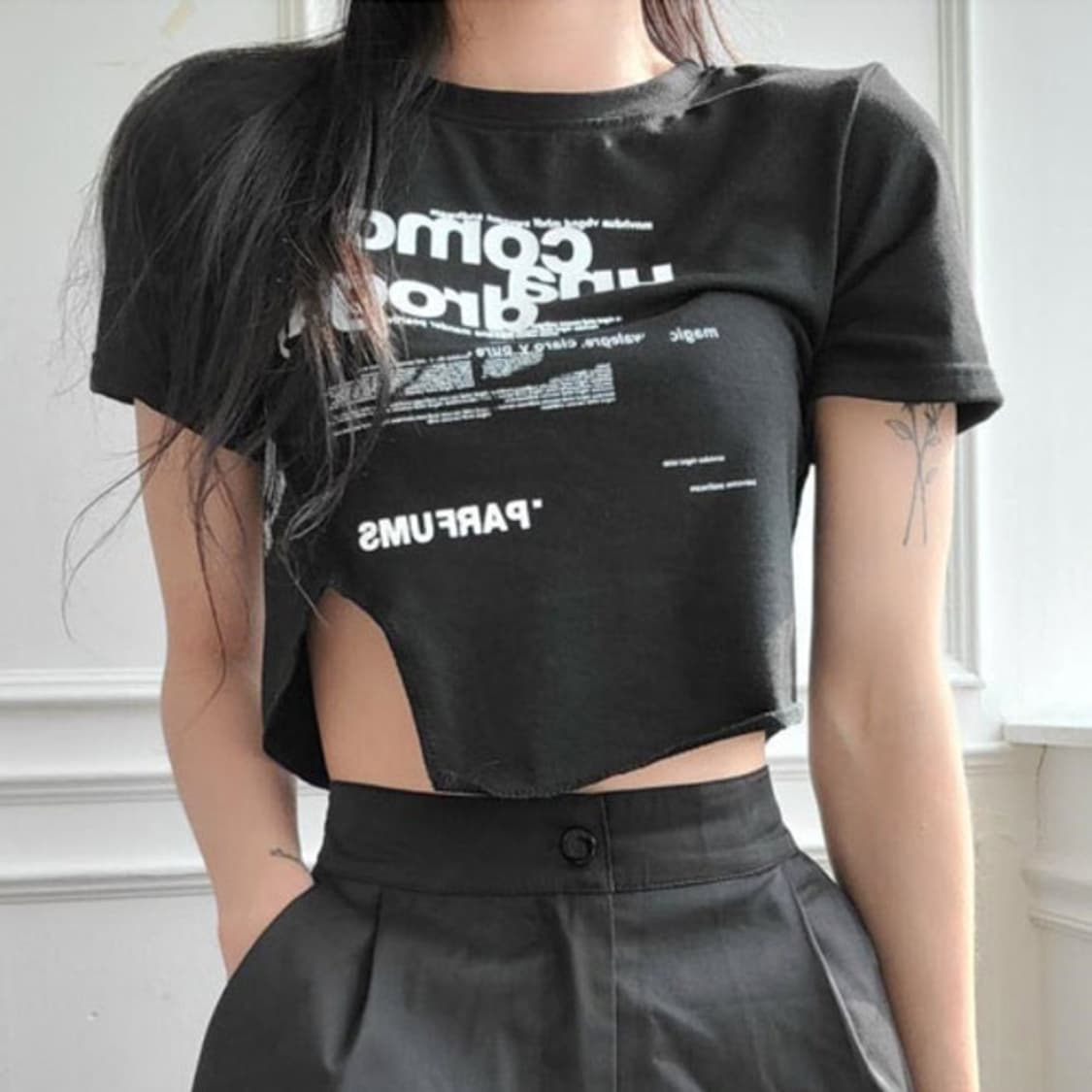 레터링 언발 숄더패드 크롭 티셔츠 블랙 상품이미지1