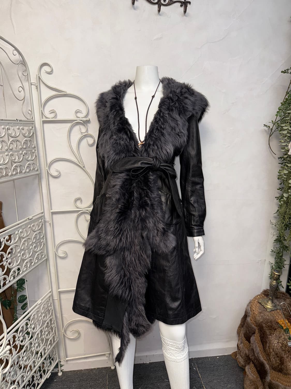 Black lamb skin lamb fur belted coat 상품이미지4