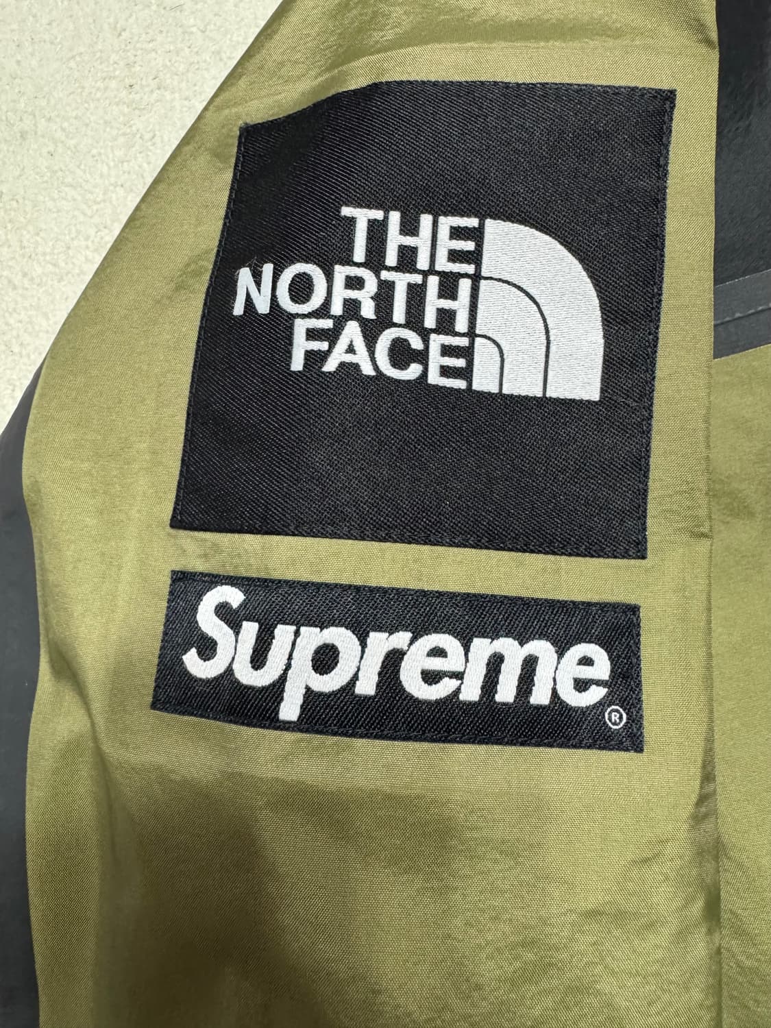 슈프림 x 노스페이스 서밋 시리즈 아우터 테이프 심 자켓 올리브 M 상품이미지3