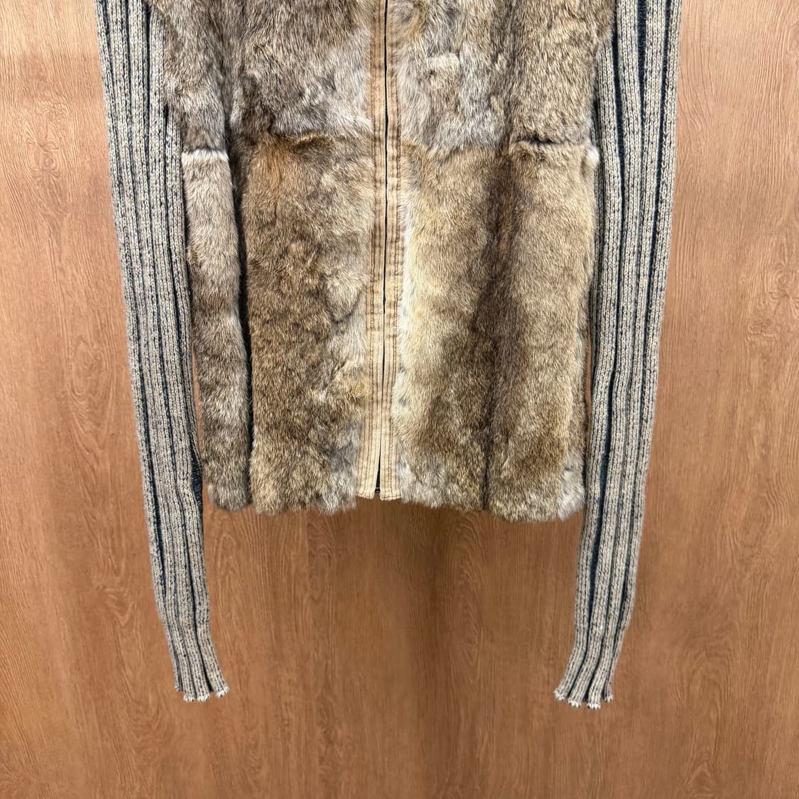 코모도 스포츠 골지 니트 집업 자켓 토끼털 배색 디테일 레귤러핏 베이지 상품이미지5