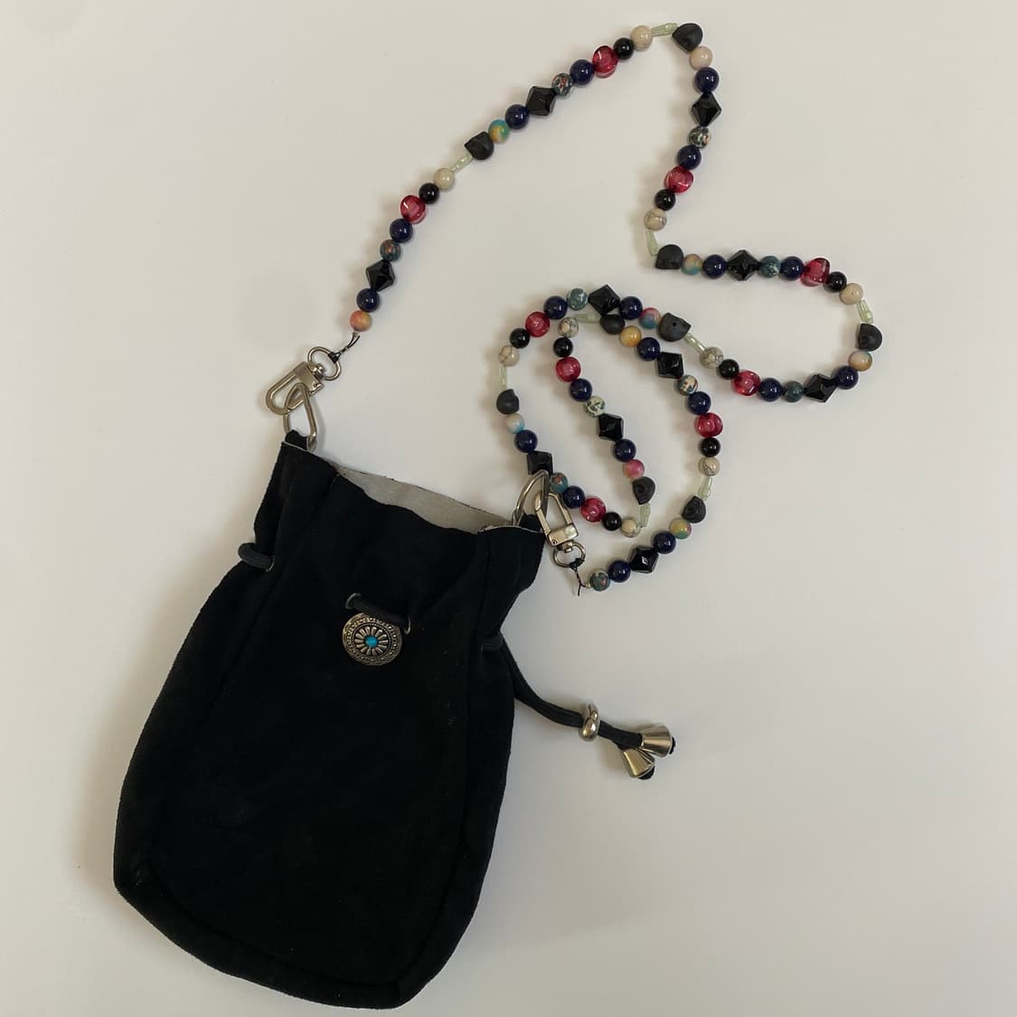 에스닉 콘초 디테일 스웨이드 비즈 크로스백 상품이미지1