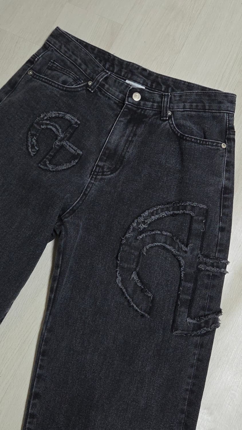 (착샷) 노매뉴얼 심볼 패치드 데님 팬츠 상품이미지2