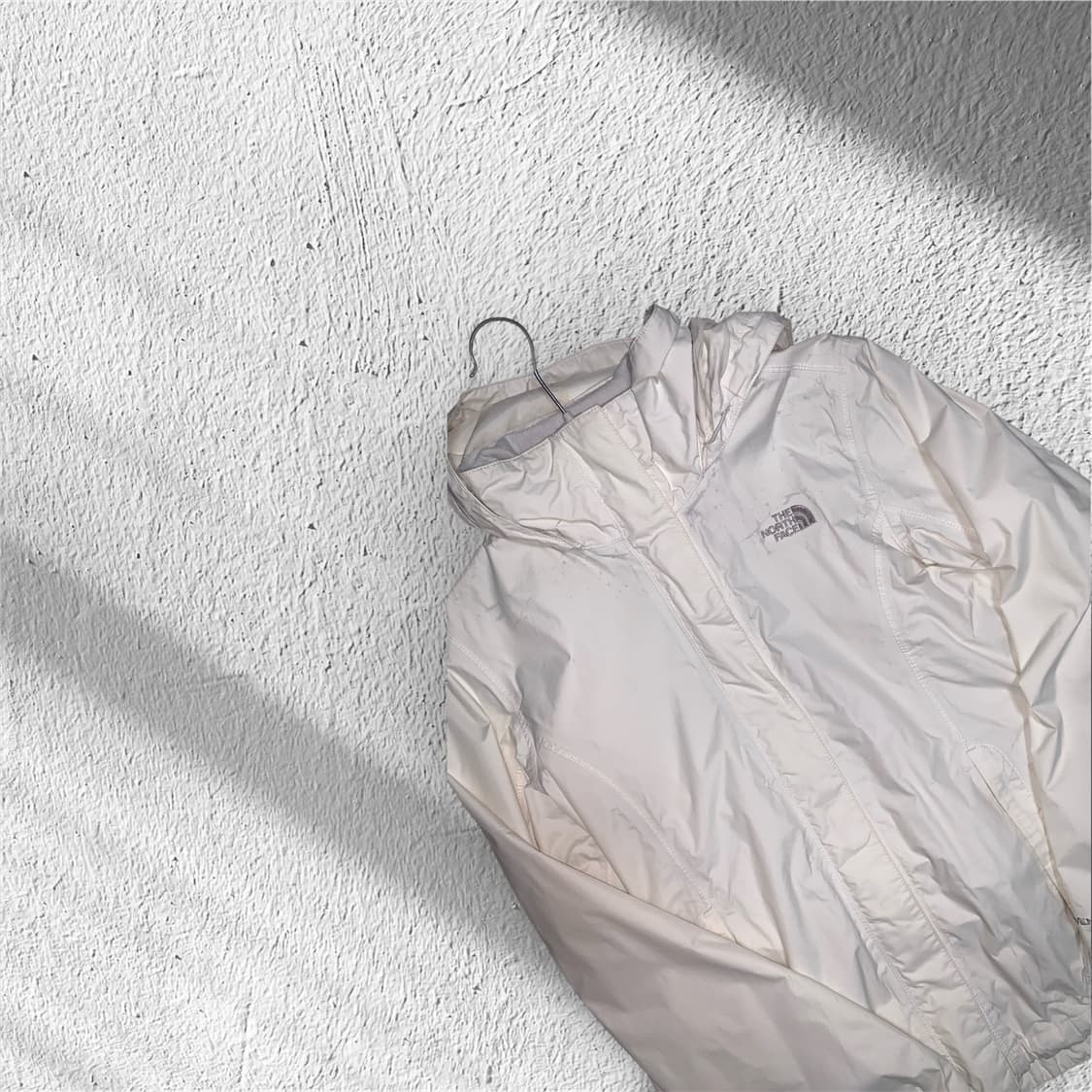 노스페이스 화이트 바람막이 후드 마운틴 윈드 자켓 상품이미지2