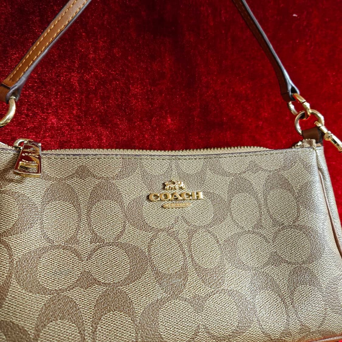 코치(COACH) 시그니쳐 탑 핸들 파우치 미니 크로스백 상품이미지2