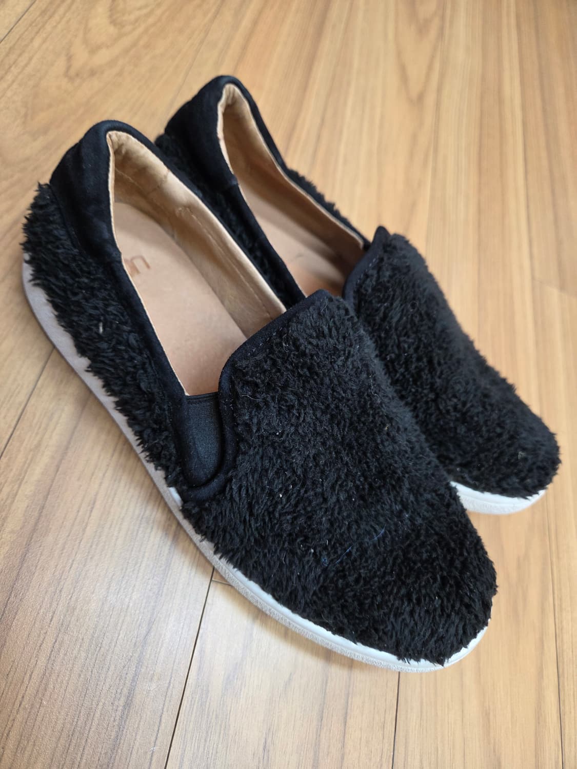 어그 플러피 슬립온 블랙 색상 240mm입니다. 부드러운 양털 안감으로  상품이미지2