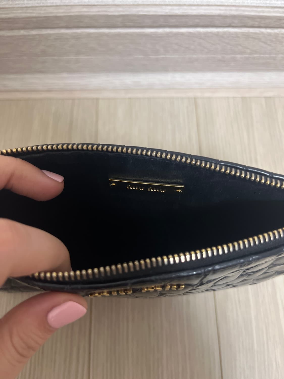 미우미우 블랙 크로코 체인 클러치 상품이미지4