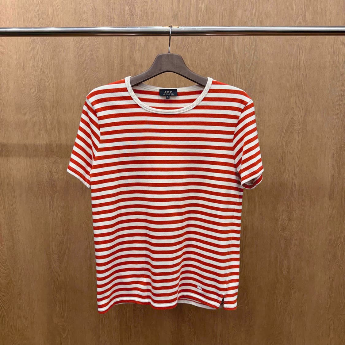 아페쎄 스트라이프 반팔 티셔츠 자수 로고 디테일 레드 화이트 상품이미지2