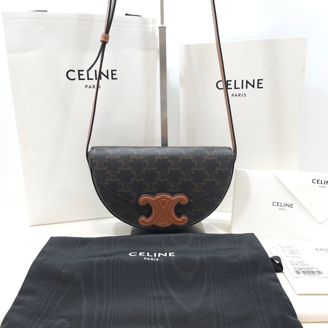 셀린느 퀴르 트리옹프 베사체 하프문 반달 백 상품이미지1