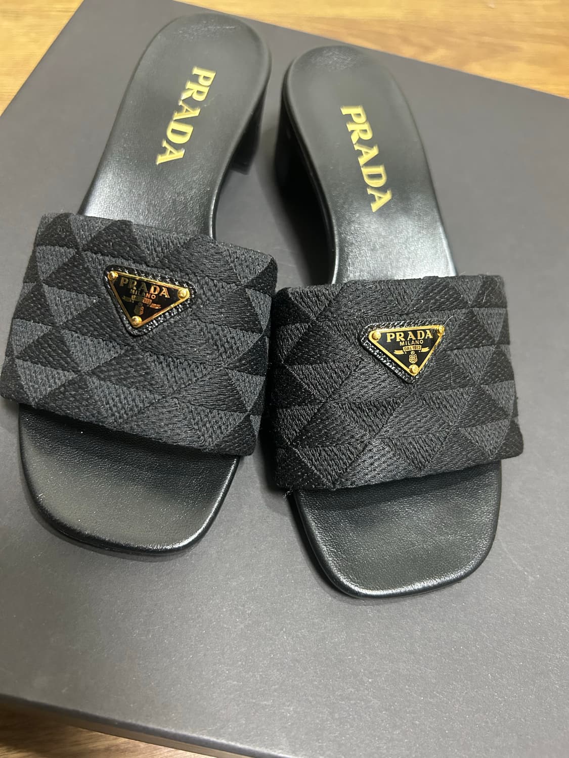 프라다 자수 패브릭 샌들 상품이미지1