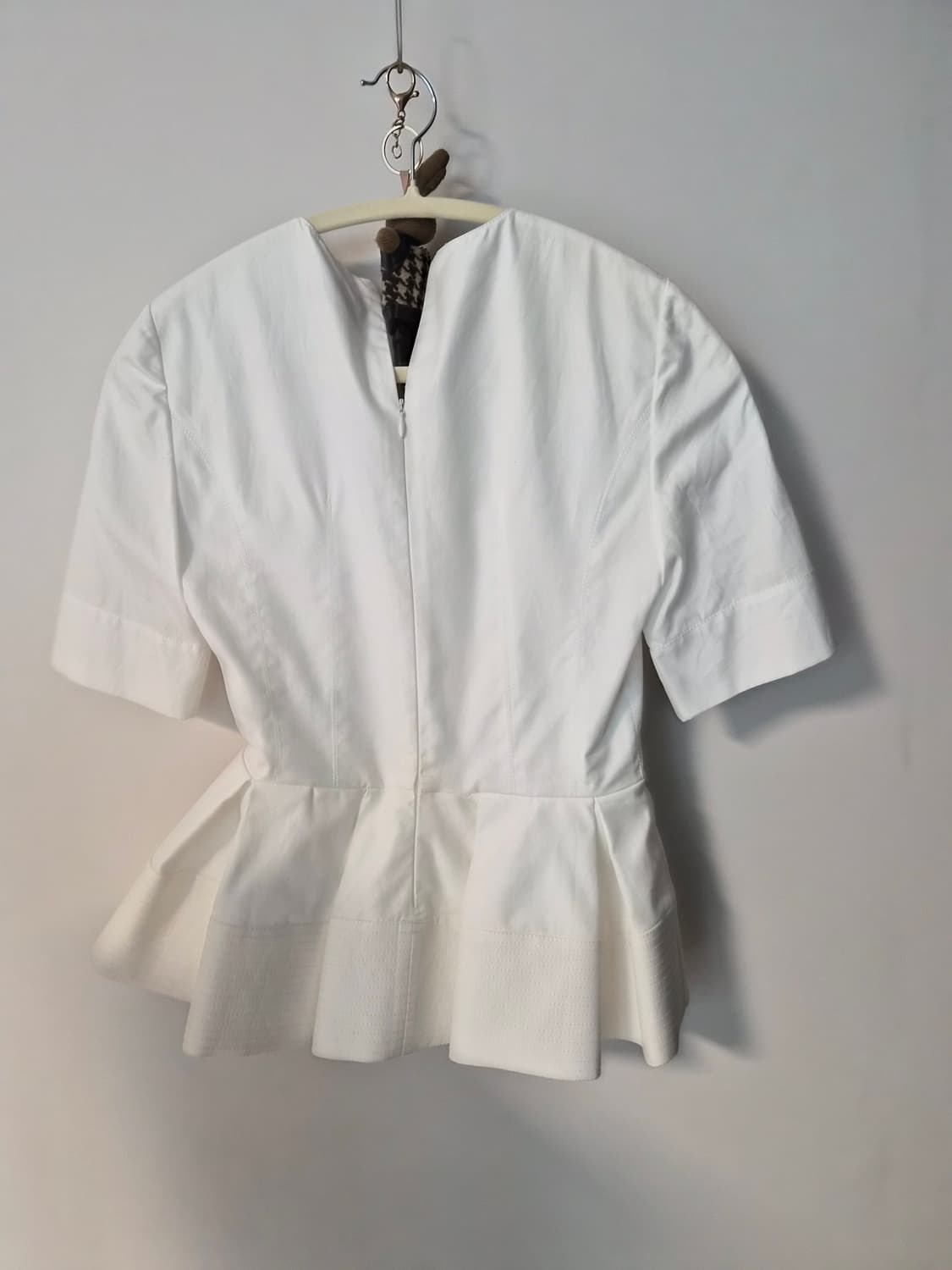 새상품 발렌시아가(Balenciaga)의 V넥 페플럼 헴 탑입 상품이미지6