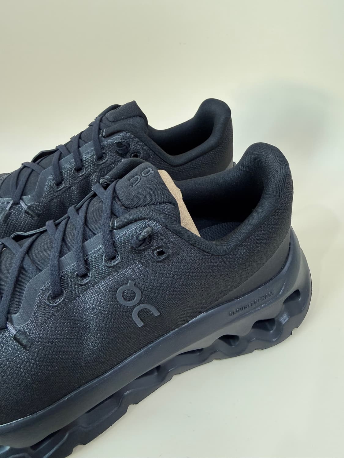 온러닝 클라우드틸트 운동화 이클립스 블랙 상품이미지3