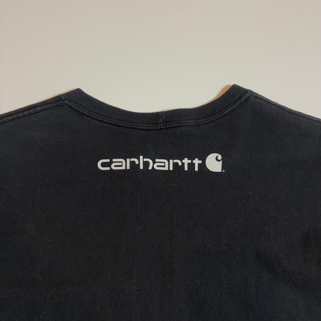 칼하트 블랙 롱 슬리브 로고 긴팔 티셔츠 상품이미지4