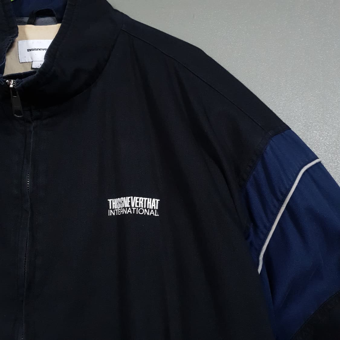 L (100) 디스이즈네버댓 오버핏 배색 후면 그래픽 트랙 자켓 블랙 상품이미지2
