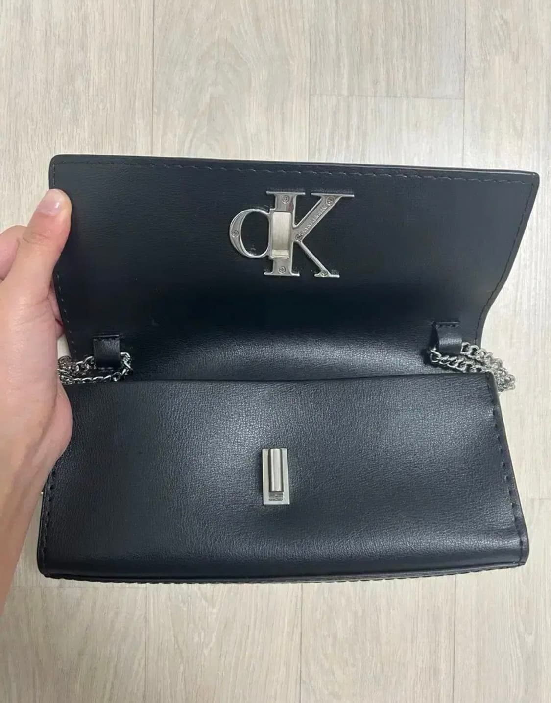 캘빈클라인 모노그램 HW 체인 클러치 상품이미지3
