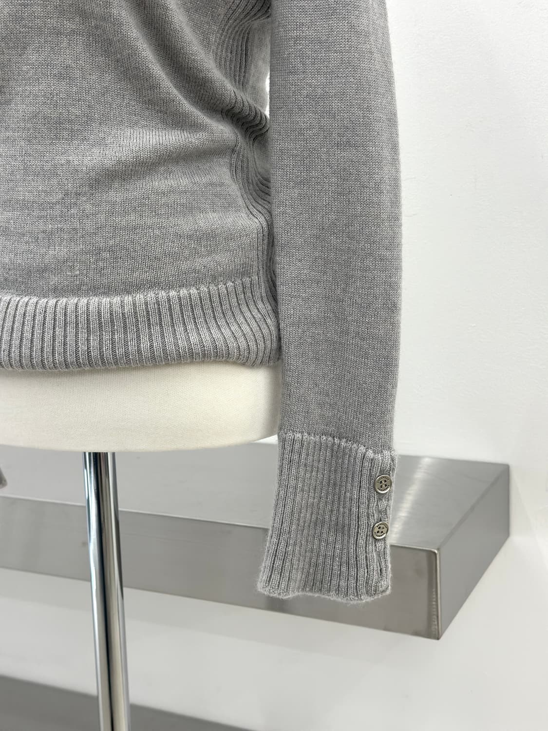 버버리 기마로고 그레이 버튼 카라 울 니트 상품이미지4