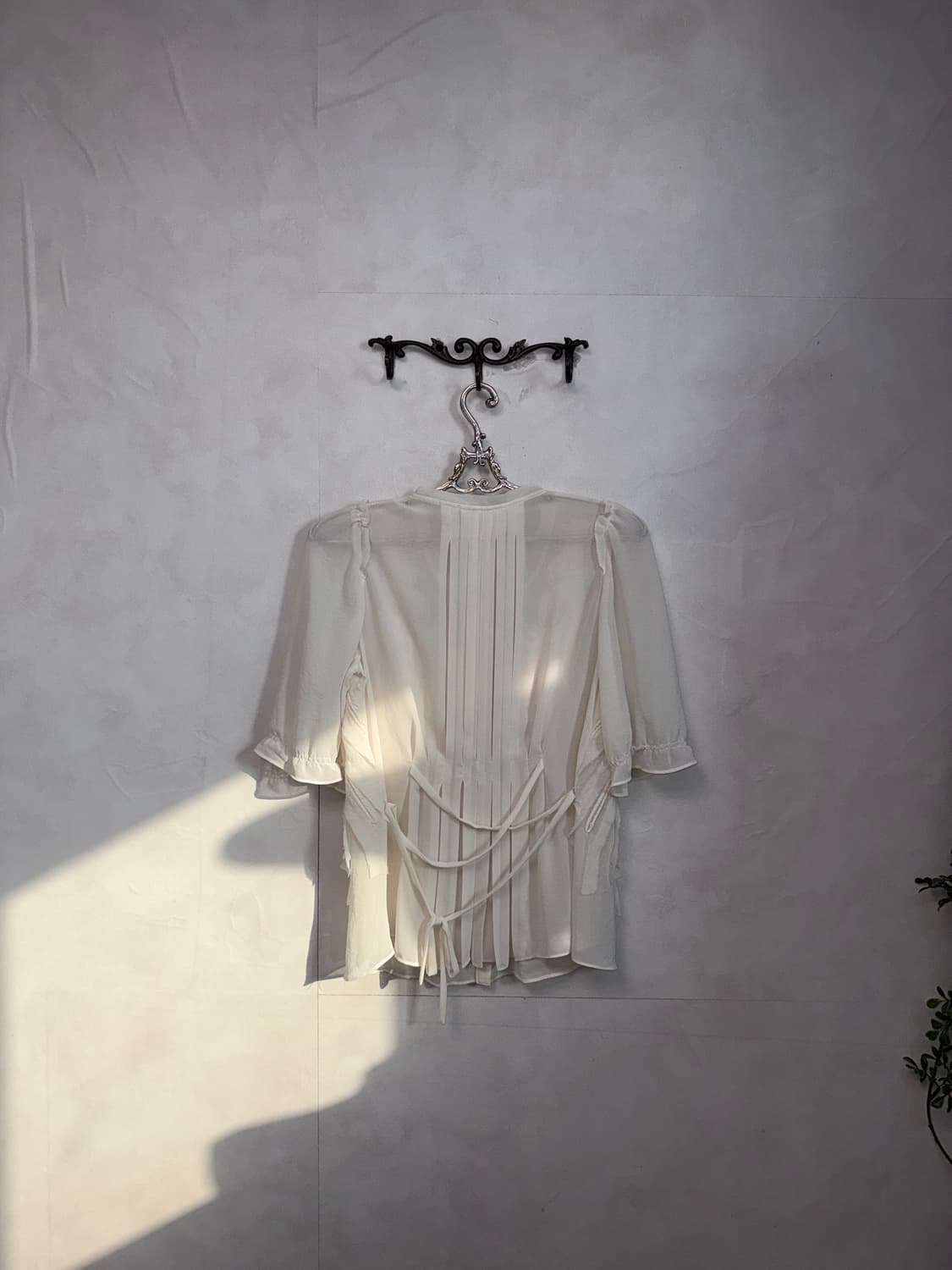 G-cut ivory draped flower silk sheer bl 상품이미지5