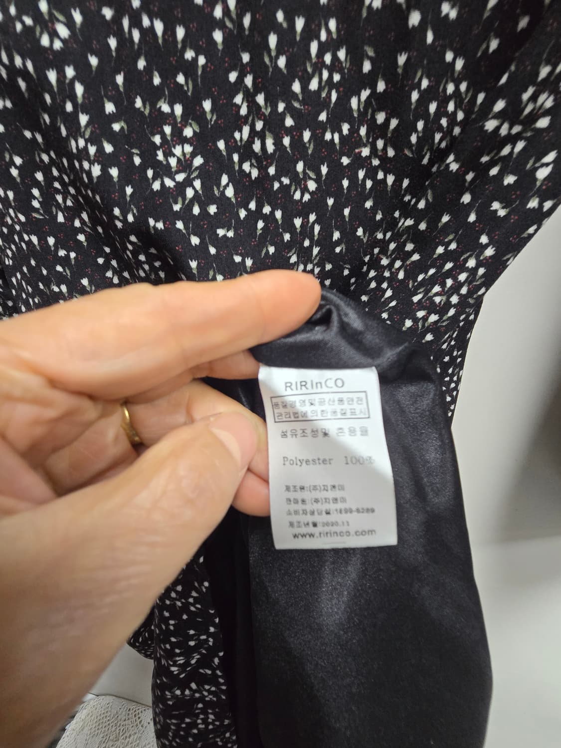 리리앤코 블랙 잔꽃 프릴 원피스 상품이미지5