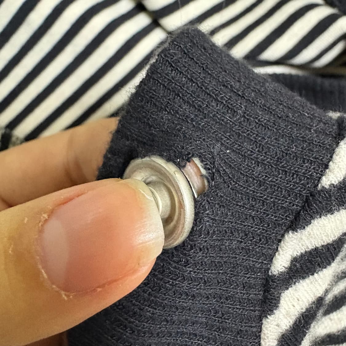 허그유어스킨 허유스 스트라이프 스냅 버튼 후드 티셔츠 상품이미지3