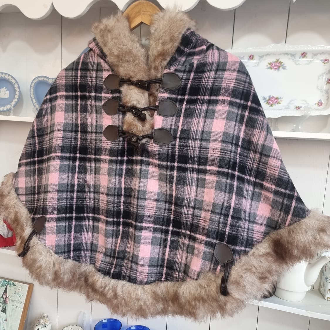 딸기우유 체크 퍼 케이프 상품이미지4