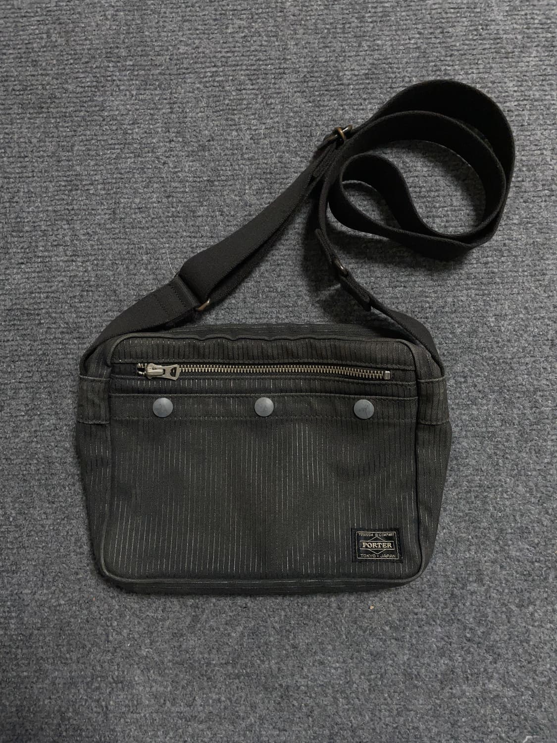 포터 드로잉 블랙 스트라이프 숄더백 상품이미지1