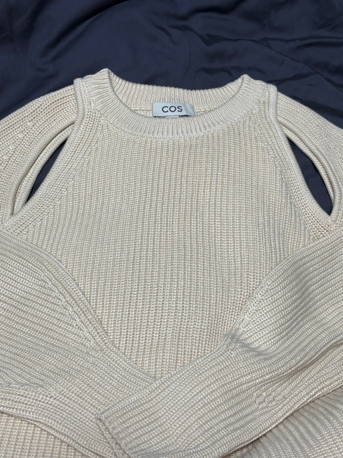 cos 컷 아웃 니트 상품이미지4