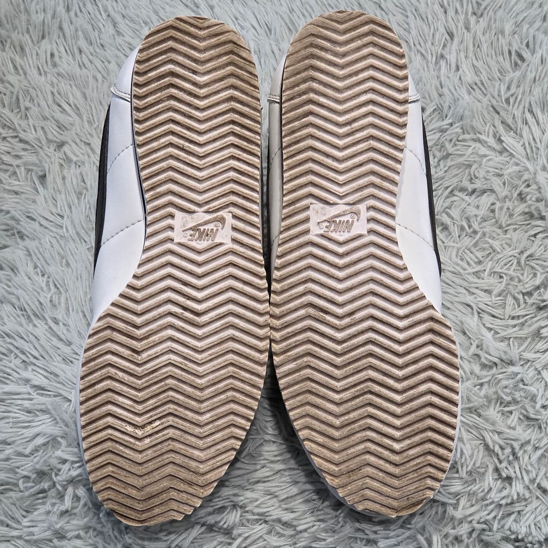 8w-25:나이키 클래식 코르테즈 레더 화이트 블랙 235mm 상품이미지9