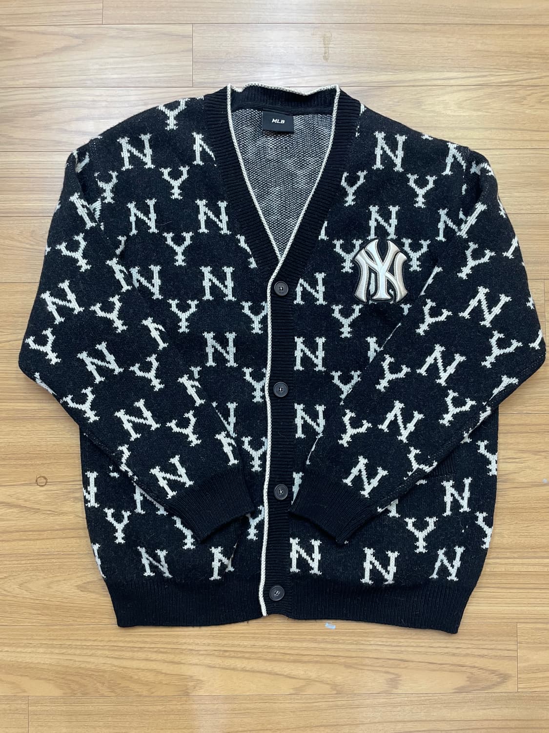 MLB NY 로고 가디건 L사이즈 판매합니다. 전체적으로 NY 로고 패턴 상품이미지1