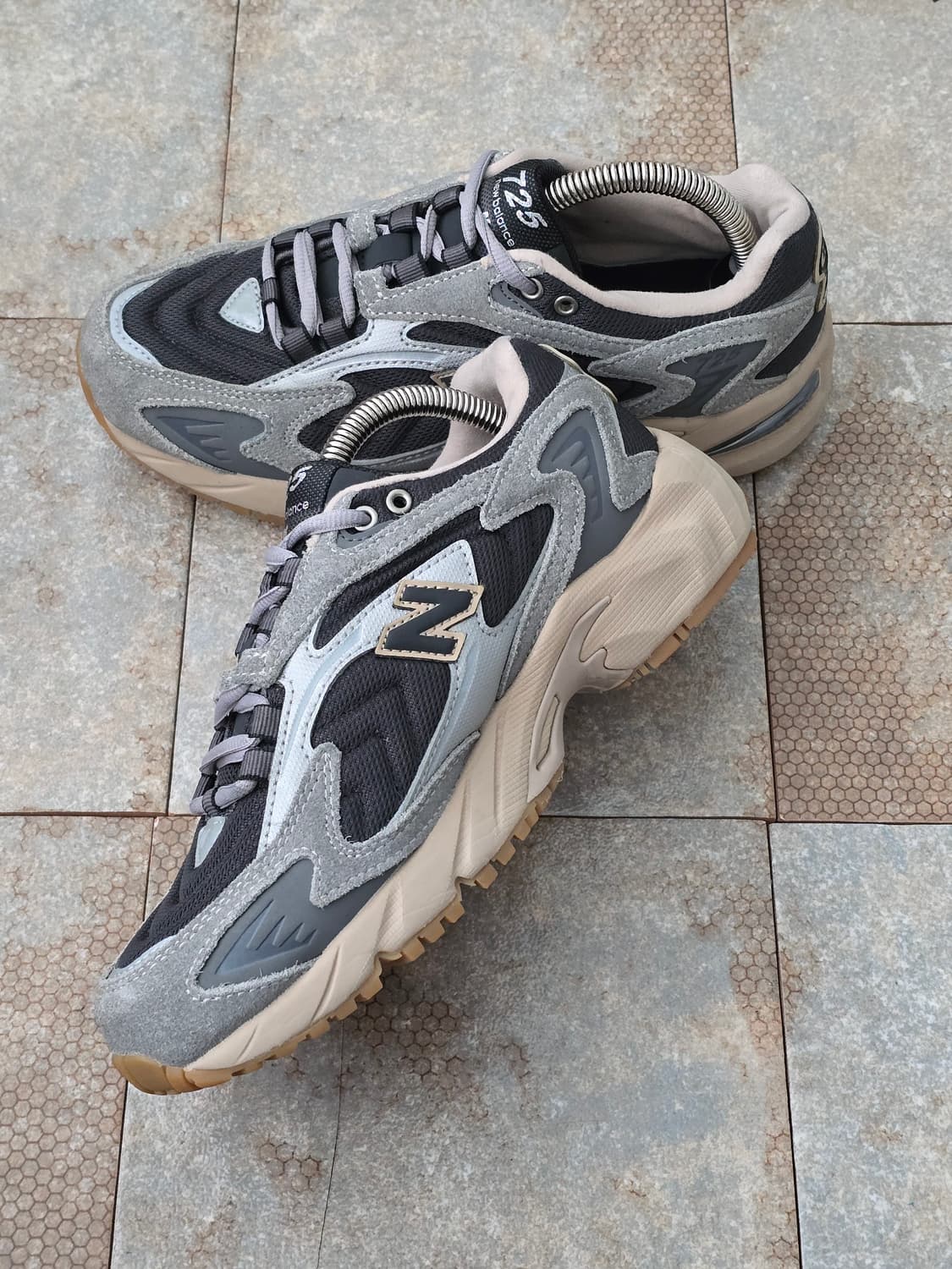 (230)뉴발란스 725 다크 그레이 검 상품이미지5