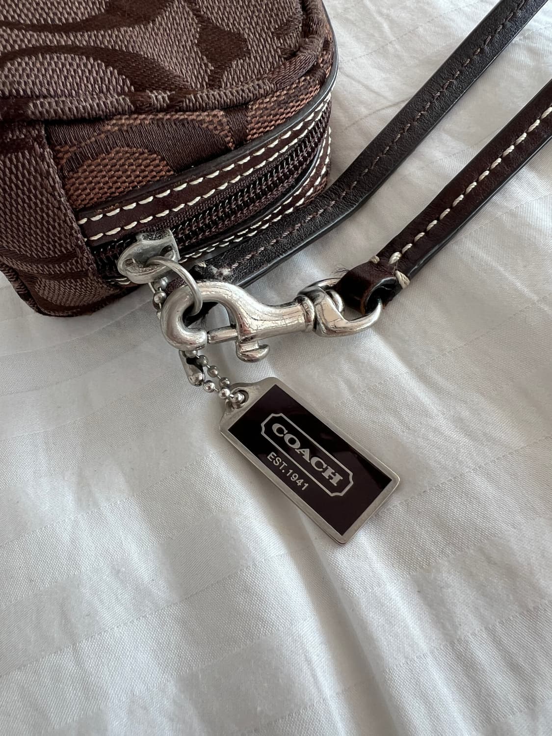 COACH 시그니처 레더 스트랩 미니 파우치 상품이미지4