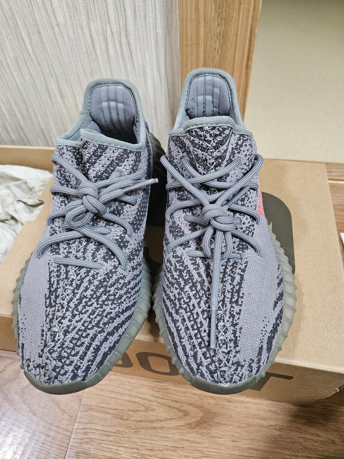 아디다스 이지부스트 350 V2 벨루가 2.0 상품이미지2