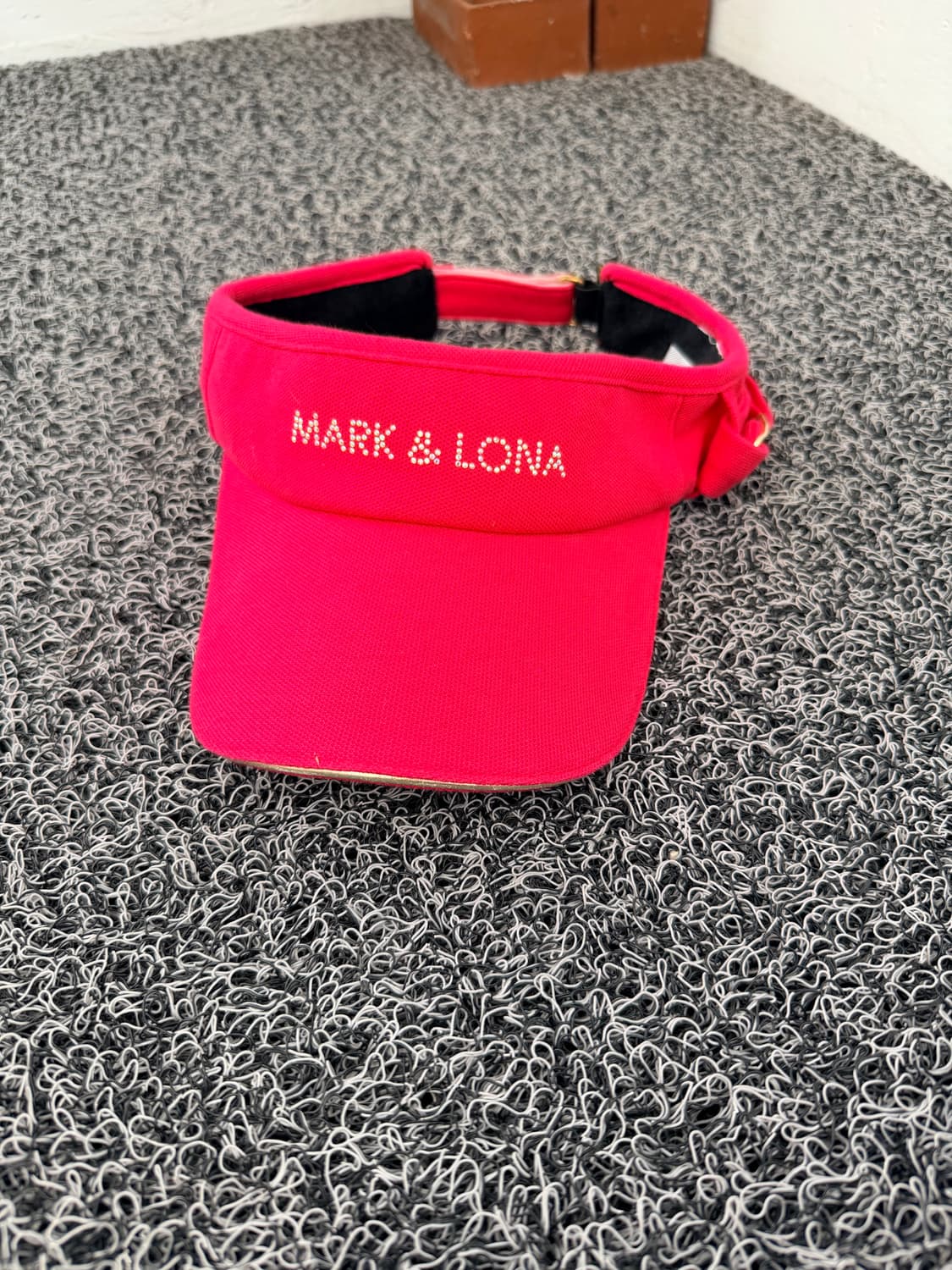 마크앤로나(Mark & Lona) 라인스톤 로고 골프 바이저 - 핫핑크/ 상품이미지1