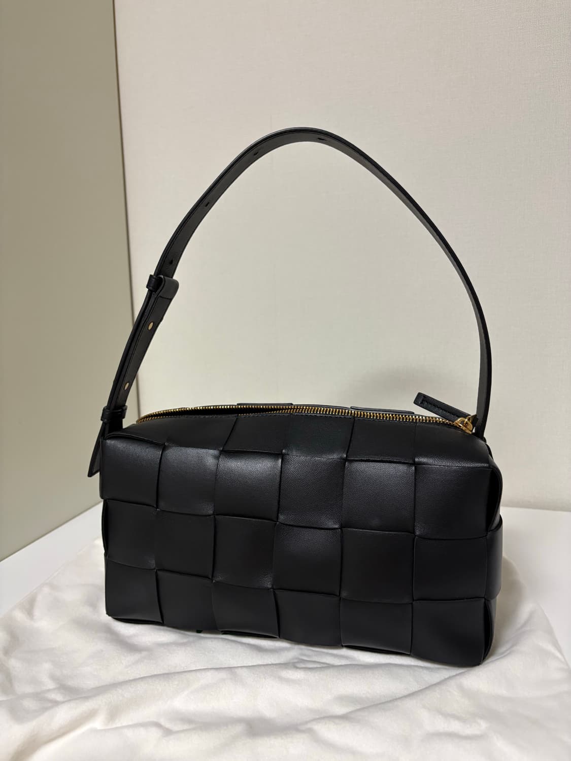 보테가베네타 브릭 카세트 숄더백 블랙 상품이미지1