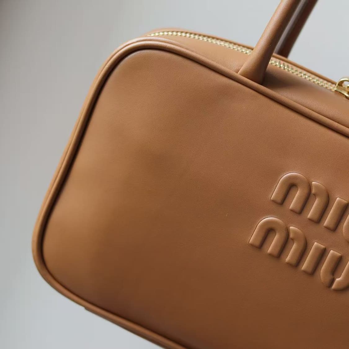 미우 미우 가죽 탑 핸들백 코냑 상품이미지4