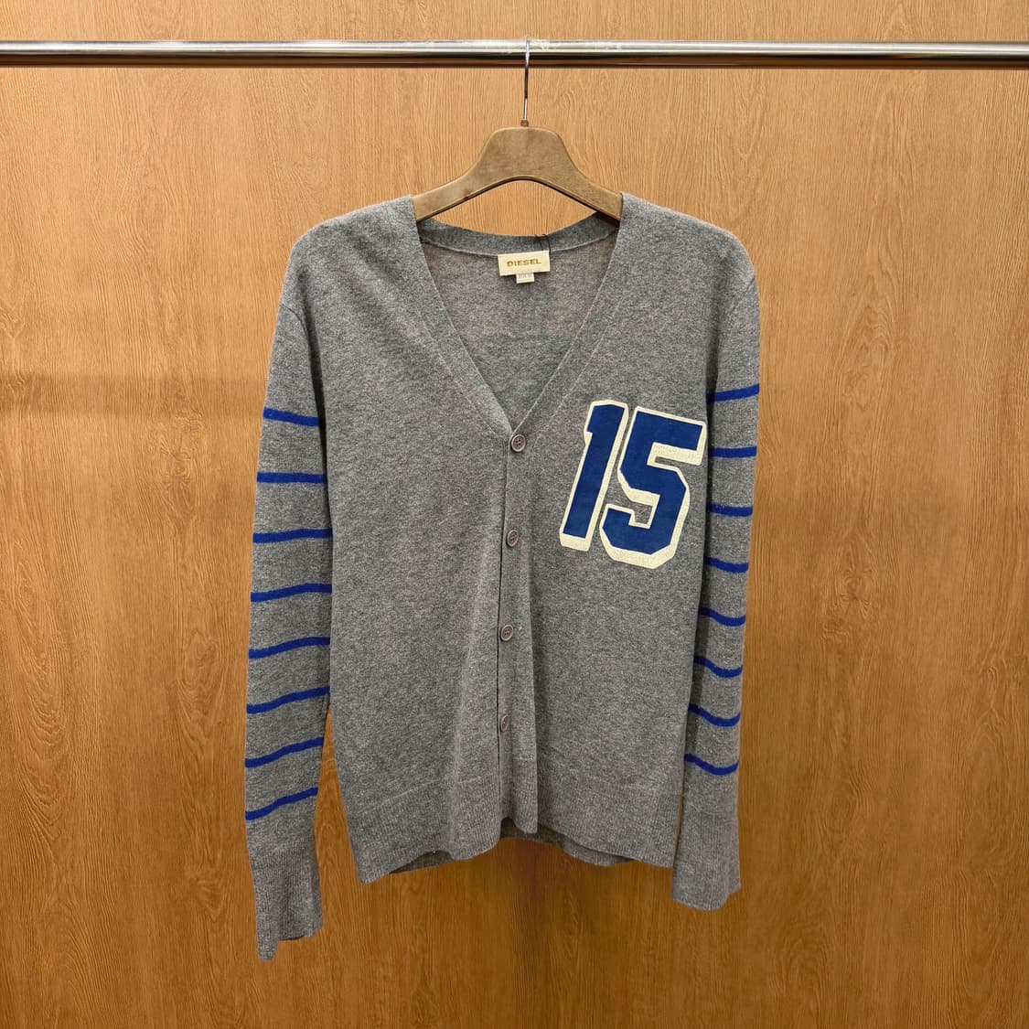 디젤 니트 가디건 백 프린팅 슬리브 블루 스트라이프 배색 디테일 그레이 상품이미지2