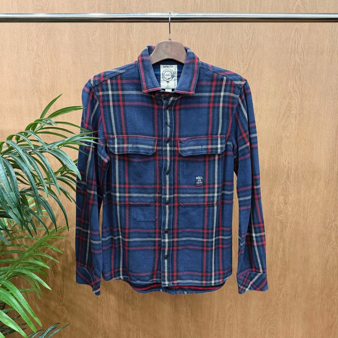 디젤 코튼 긴팔 셔츠 플랩 포켓 로고 자수 패치 디테일 레귤러핏 블루 상품이미지1