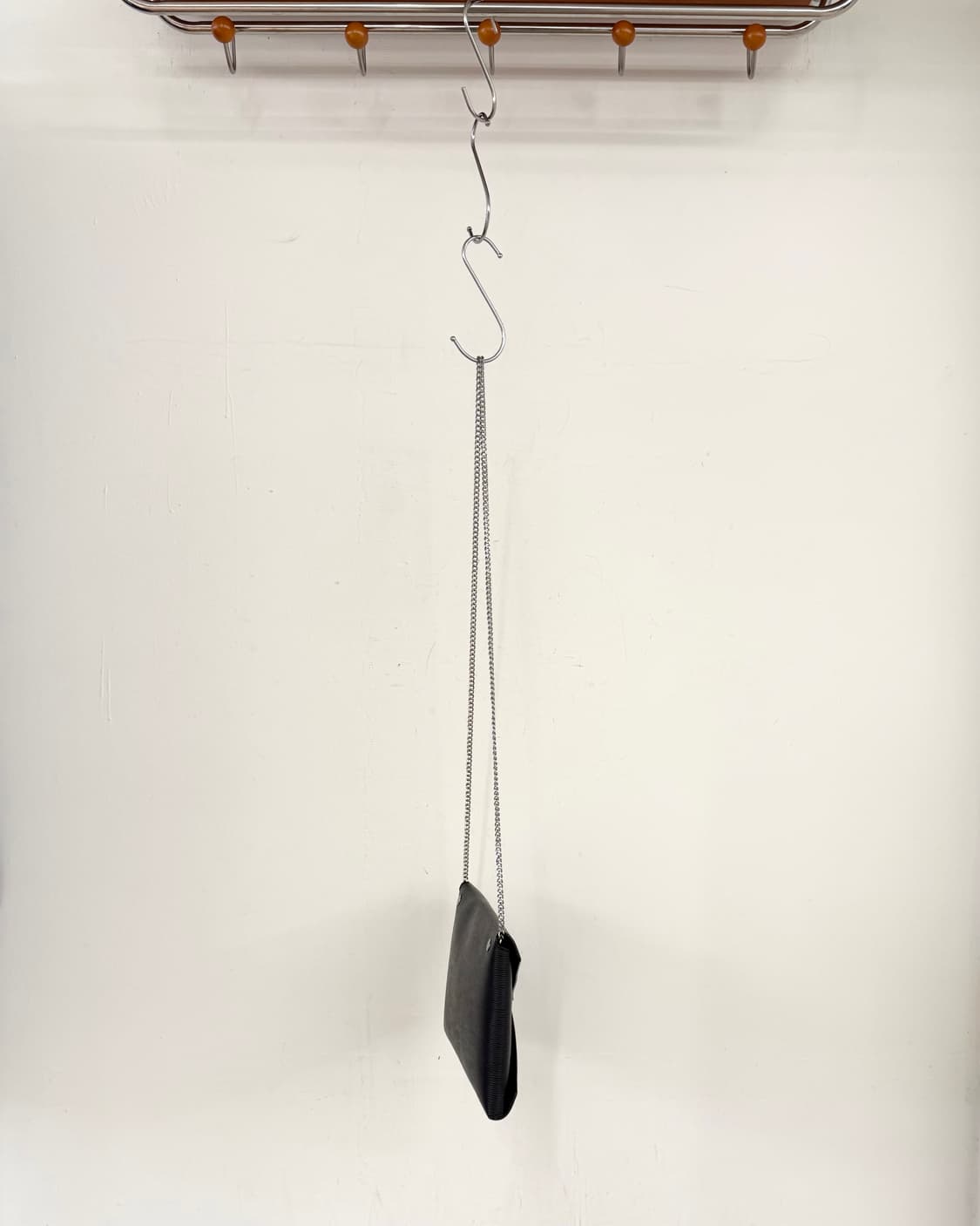 비비안 웨스트우드 블랙 엔벨롭 체인 클러치백 상품이미지5