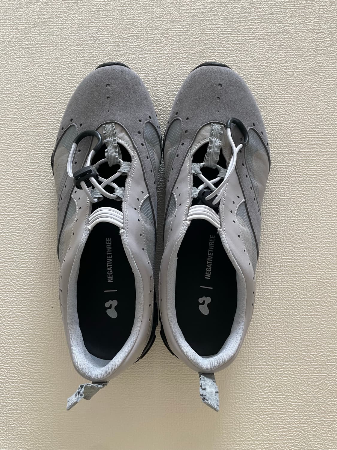 허그유어스킨x네거티브쓰리 콜라보 운동화 상품이미지1