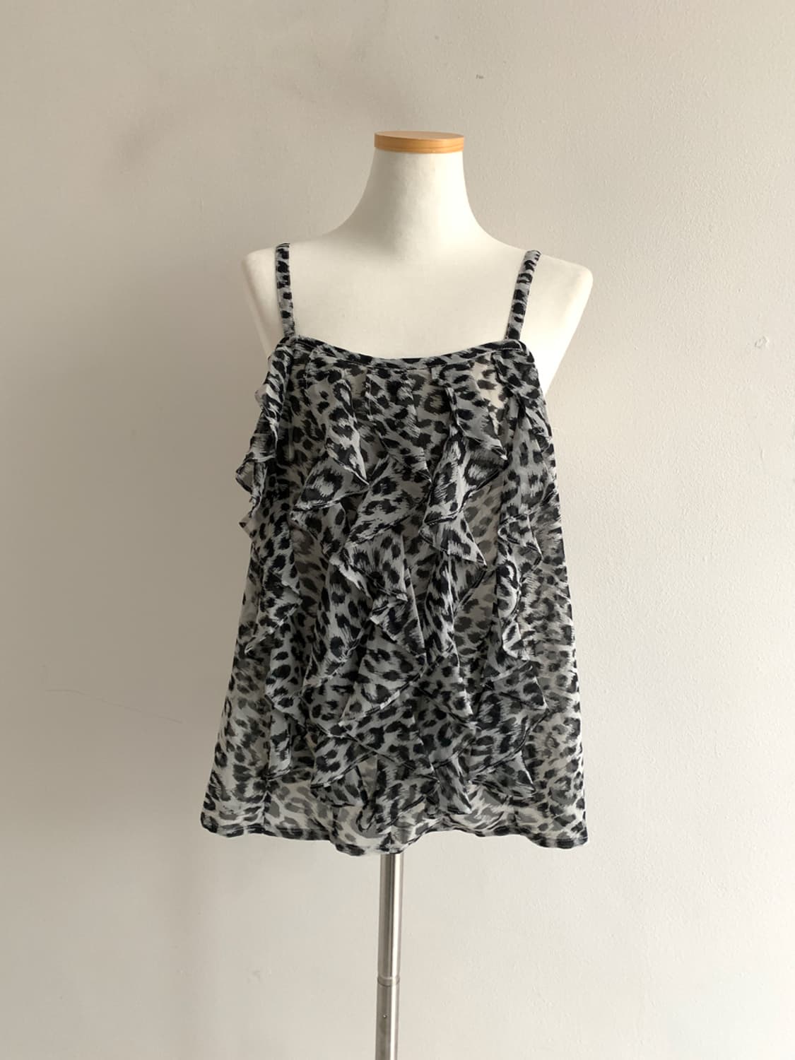 Zebra Ruffle Smocked Blouse 상품이미지1