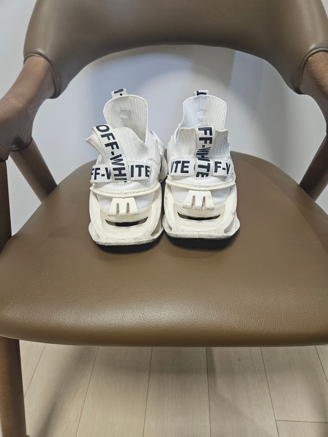 오프화이트 스니커즈 상품이미지4