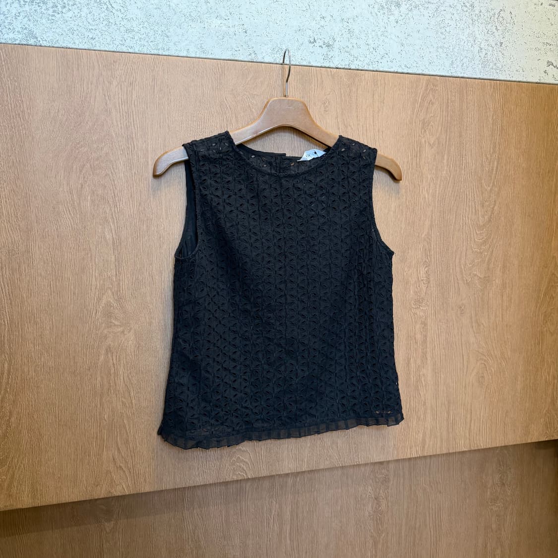 빈티지 슬리브리스 블라우스 플로럴 아일렛 펀칭 백 버튼업 디테일 블랙 상품이미지1