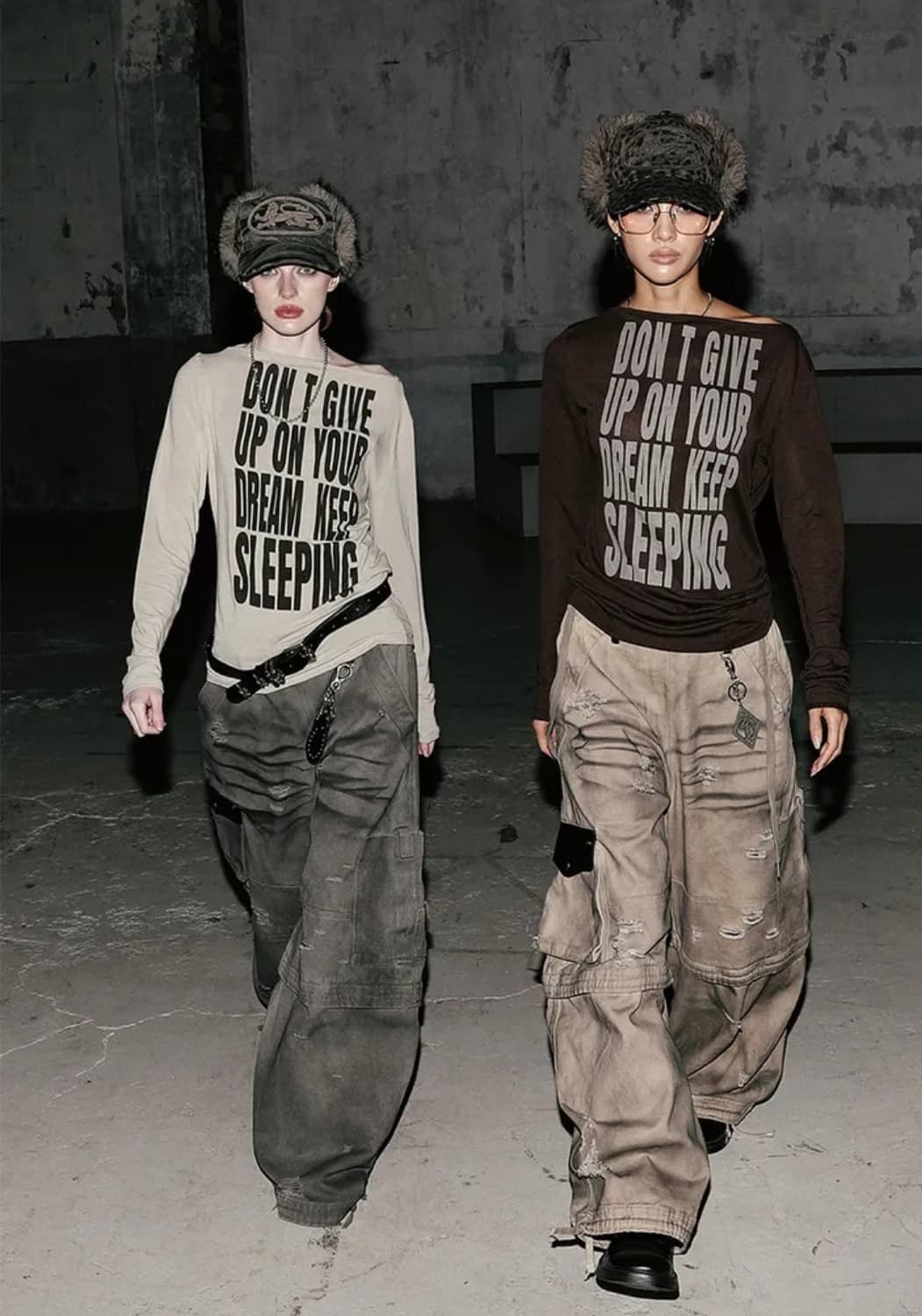 배드블러드 KEEP SLEEPING 보트넥 루즈핏 티 - 샌드 상품이미지2