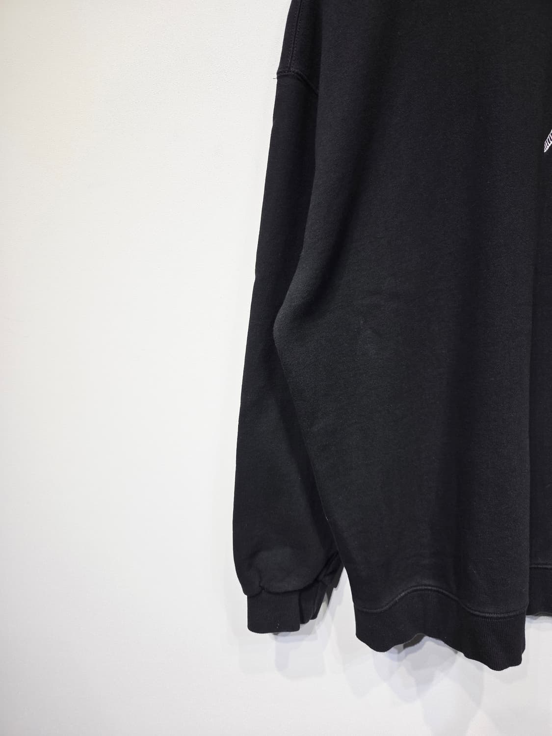 꼼파뇨(Compagno) 유니크 자수 블랙 맨투맨 상품이미지4