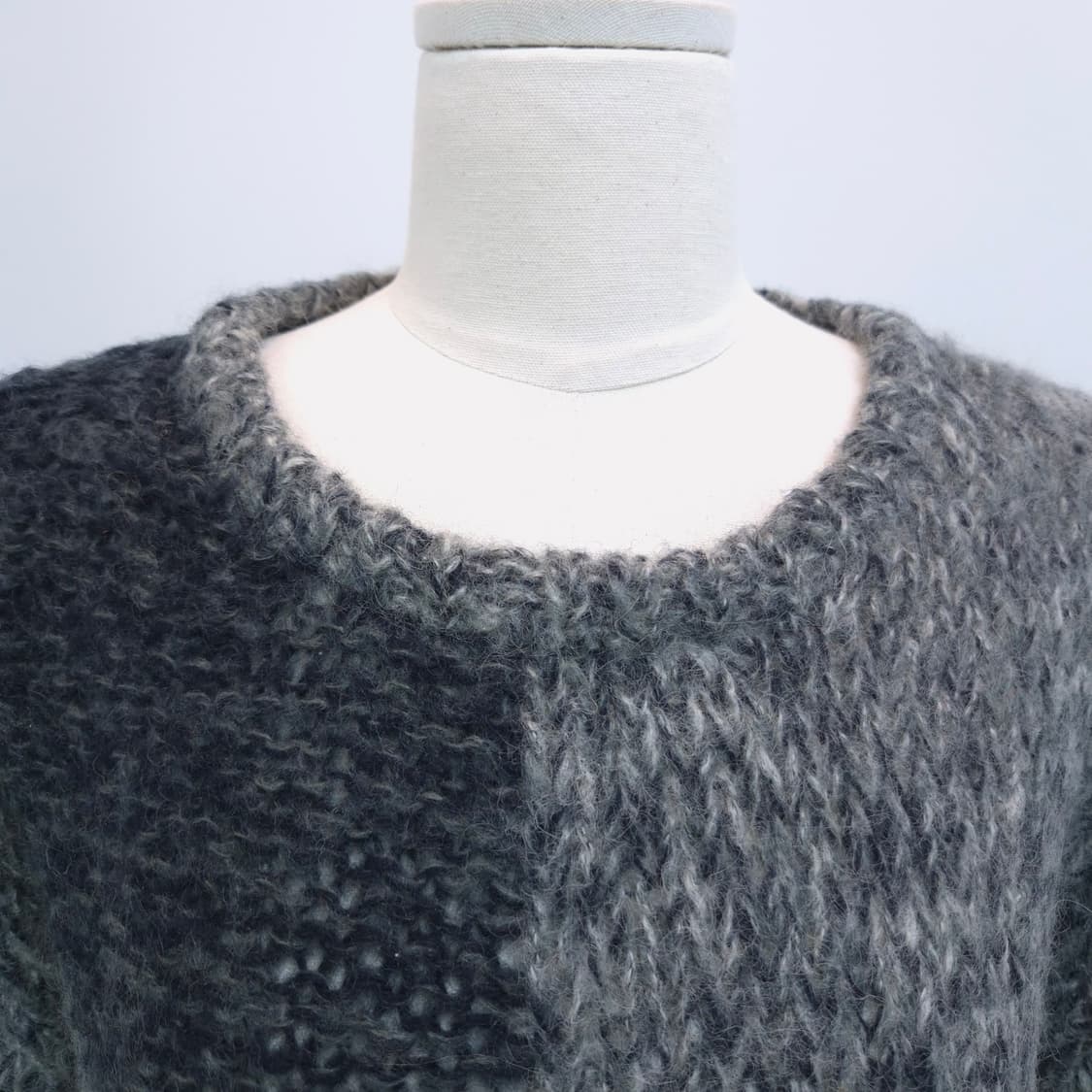 울혼방 모헤어 그레이 배색 니트 상품이미지2