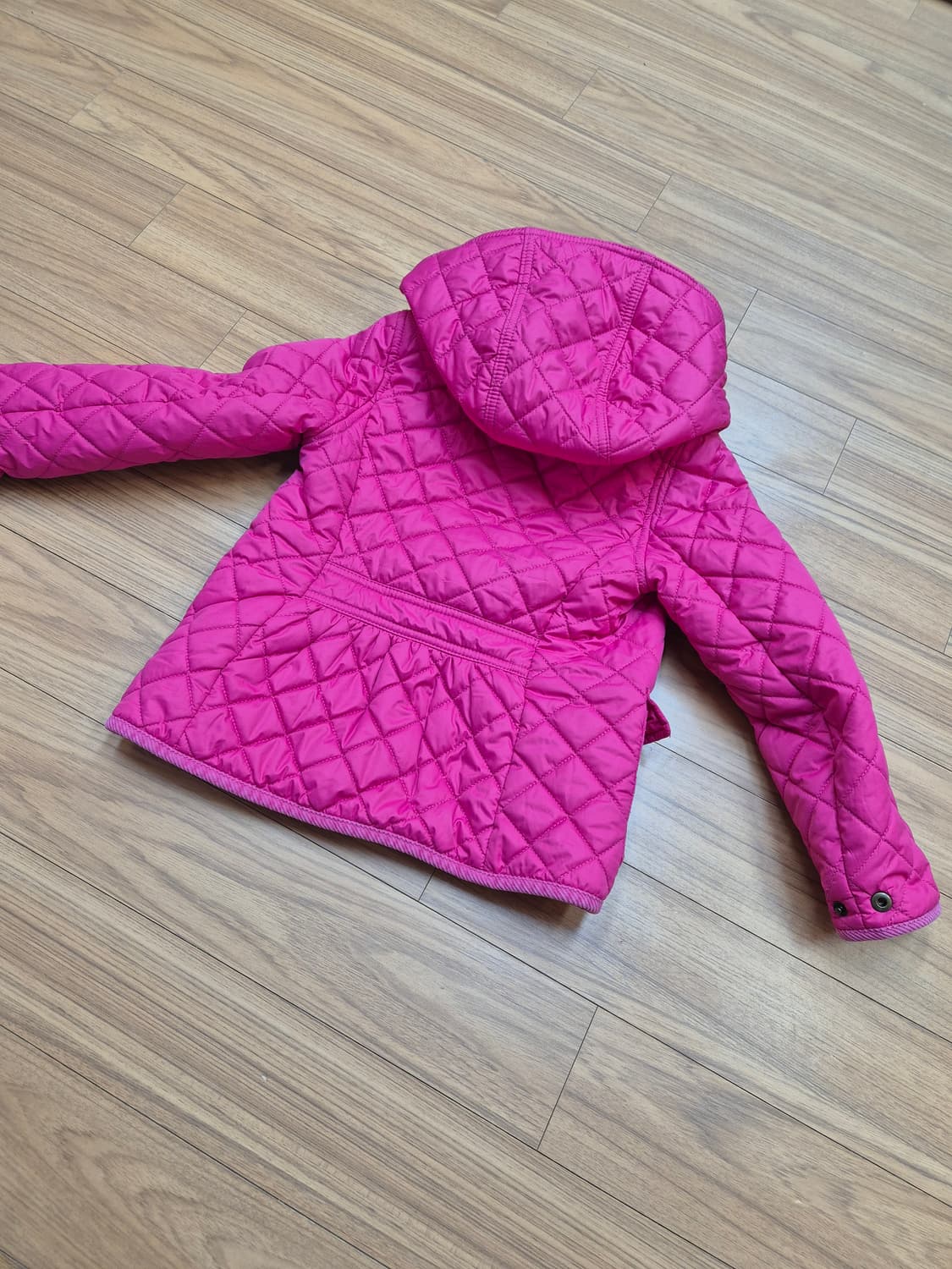 쨍한 핫핑크 컬러 폴로 퀼팅 자켓입니다. 겉감은 튼튼한 폴리 소재이고,  상품이미지2