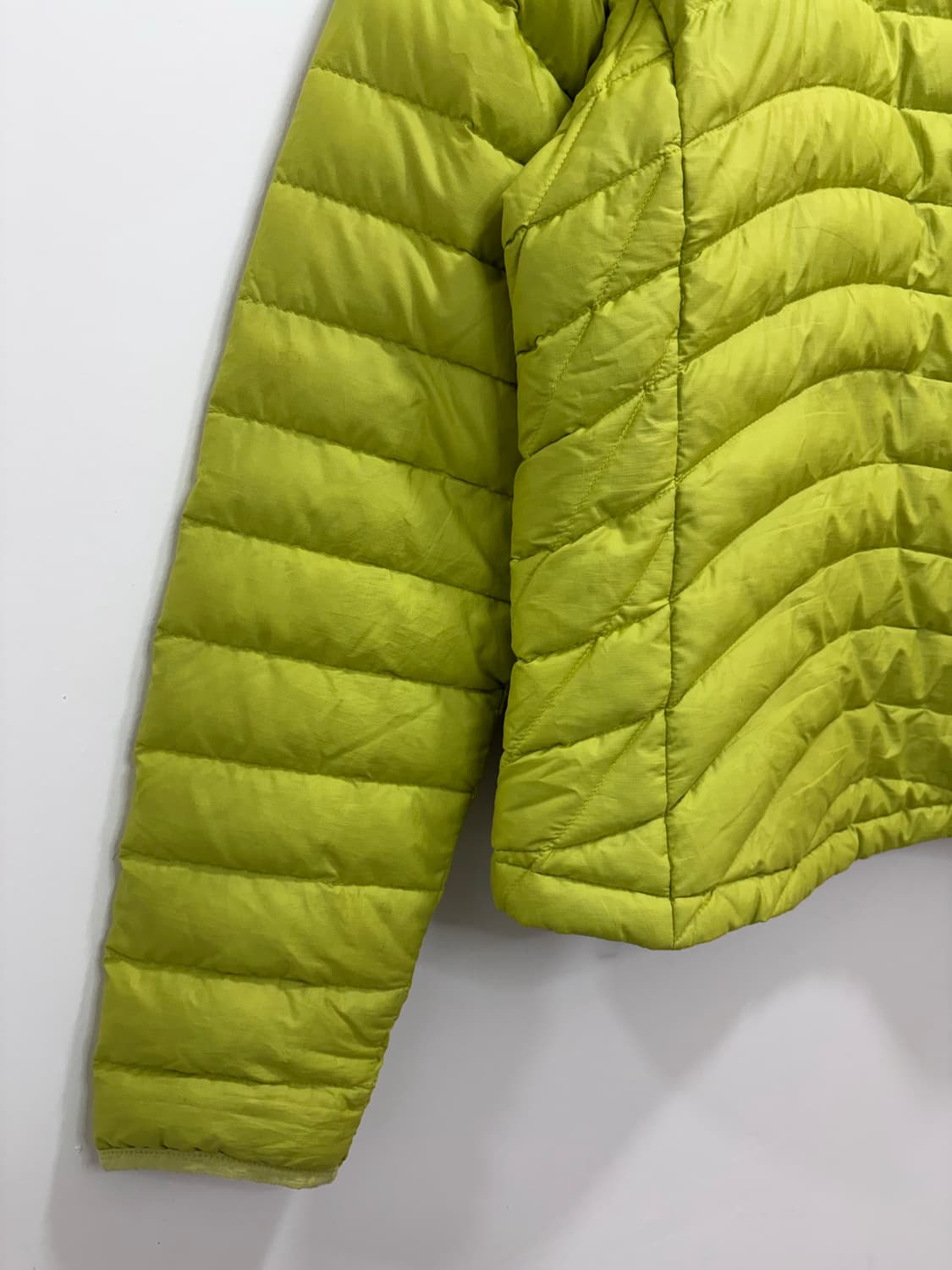 파타고니아 라임색 경량패딩 상품이미지9