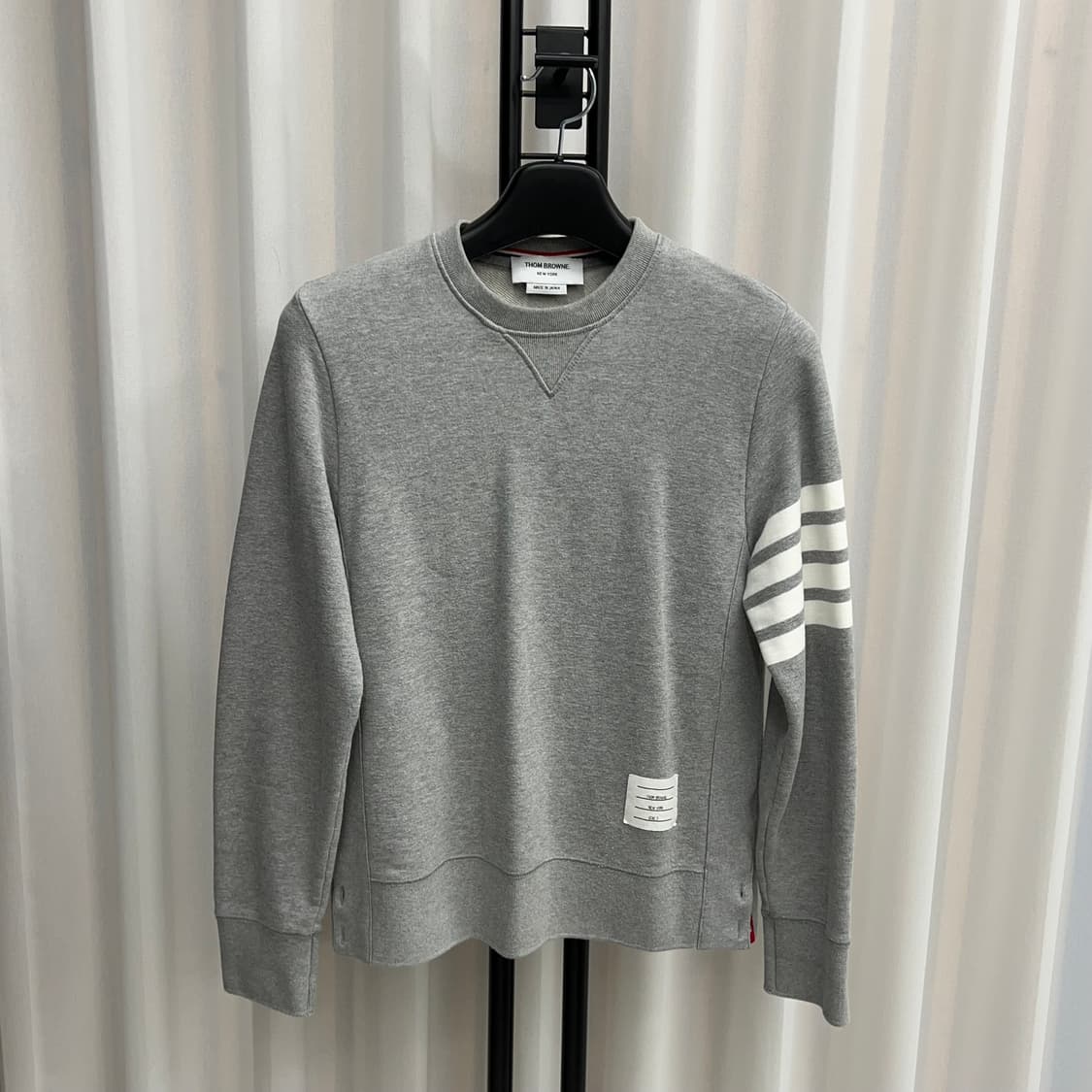 톰브라운 사선완장 맨투맨 그레이 (2사이즈) 상품이미지1