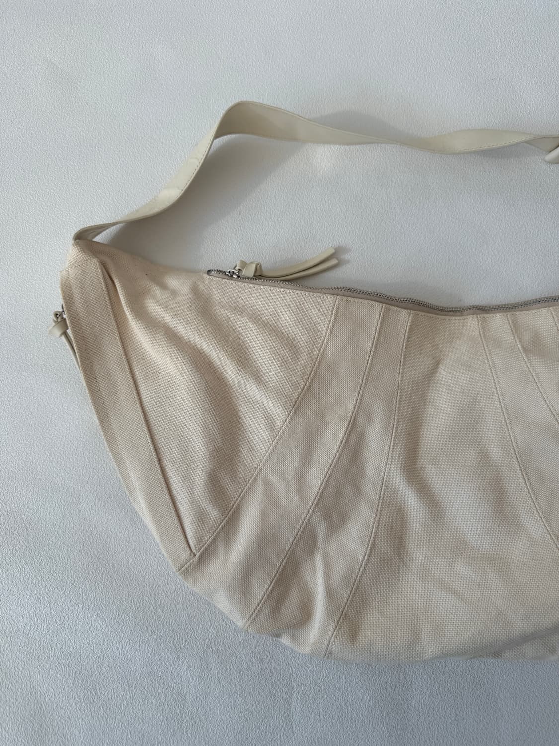 Pre owned 캔버스 크로아상백(큰 사이즈, 안감 얼룩) 상품이미지2