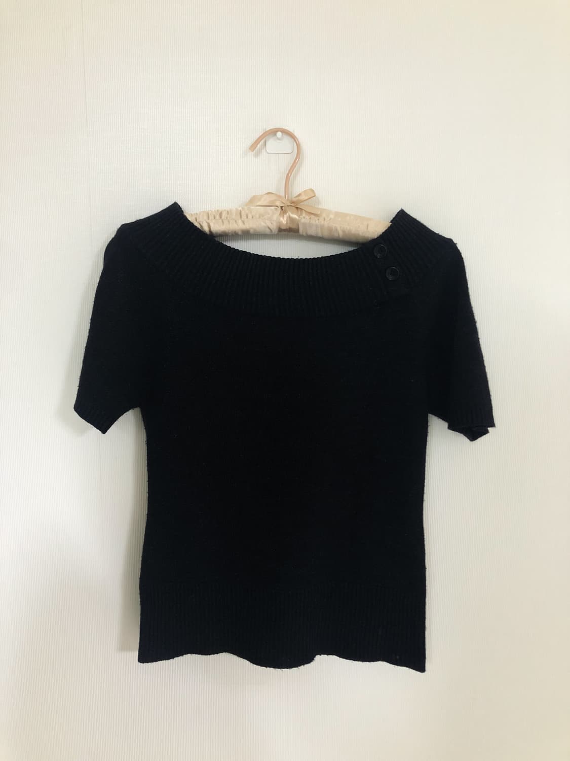 반짝이 블랙 버튼 오프숄더 반팔 니트 상품이미지1